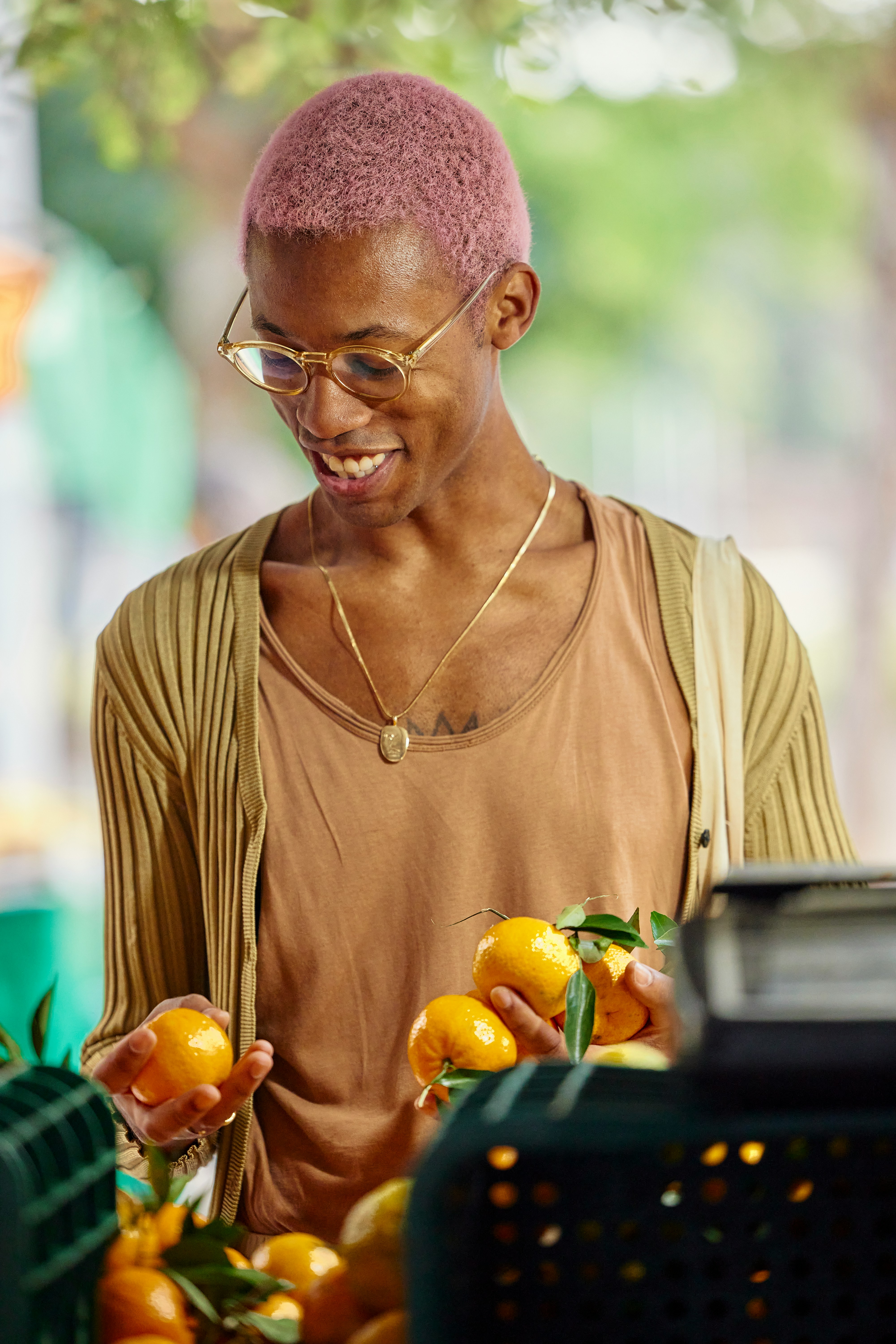 A person buying oranges.